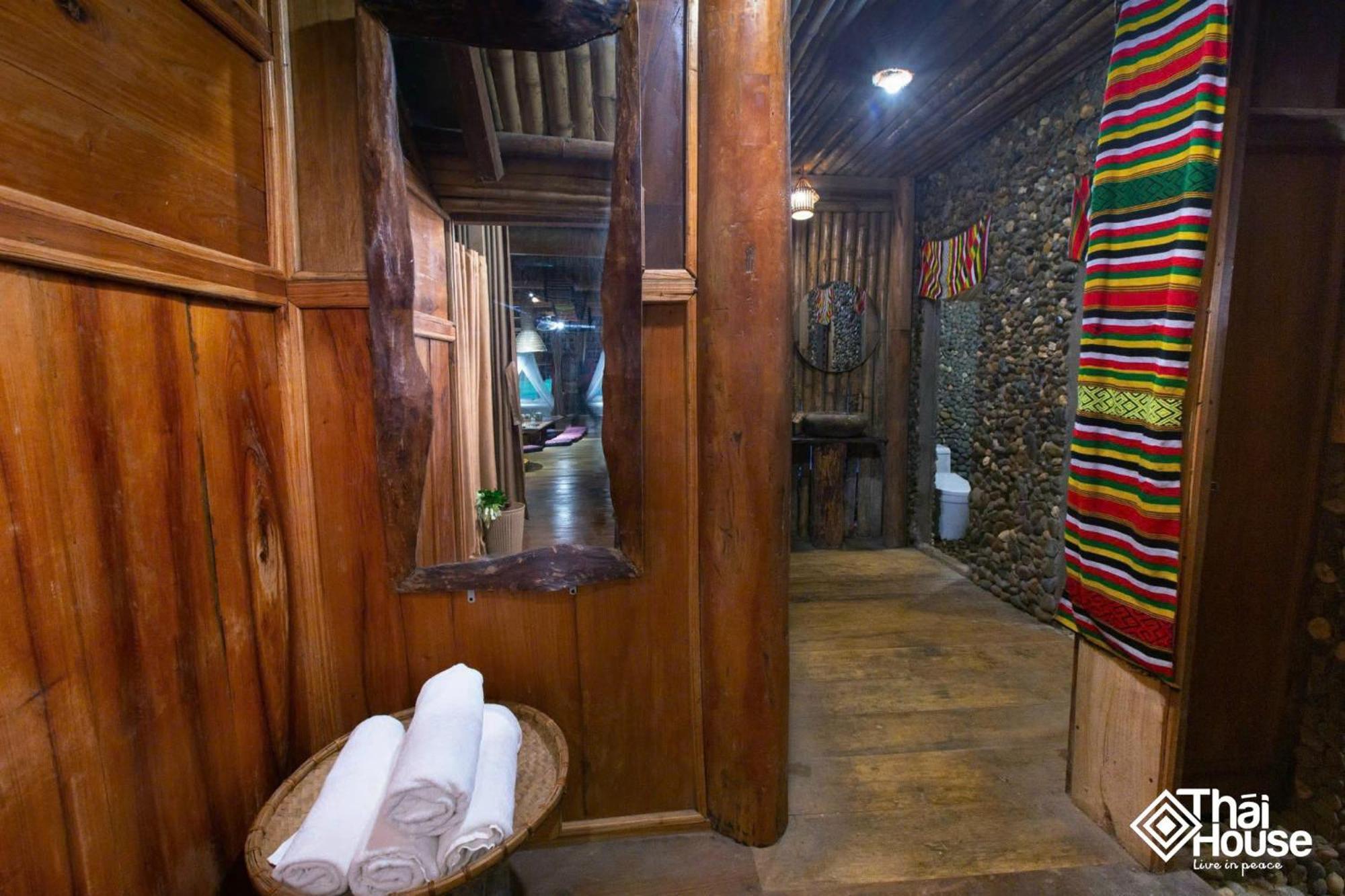 Thai House Pu Luong - Century Old Stilt House With Terrace Views Huong Ba Thuoc Luaran gambar